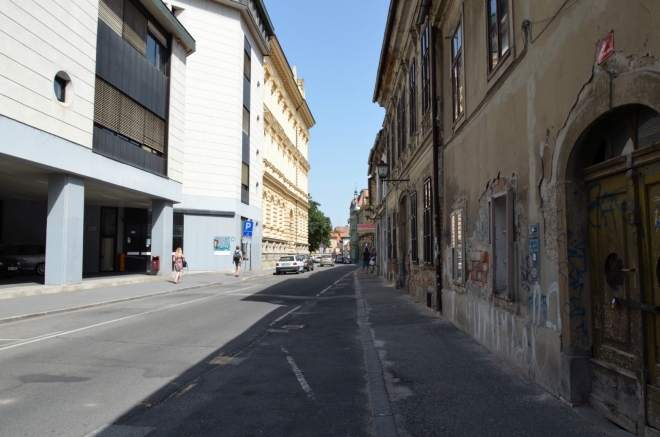 Vcházíme do západní části centra. Zde jsem si schválně vyfotil nějaké rozbité a chátrající domy, protože na takové jsme v Mariboru narazili jen výjimečně.