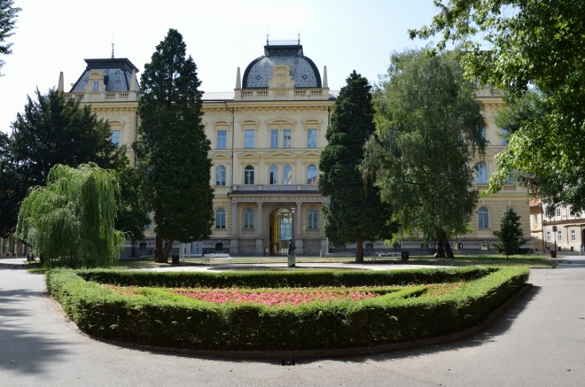 Slomškovo náměstí (Slomškov trg) s hlavní budovou Univerzity v Mariboru. Hned za námi je mariborská katedrála, tu jsem ale takto zblízka fotit nechtěl.