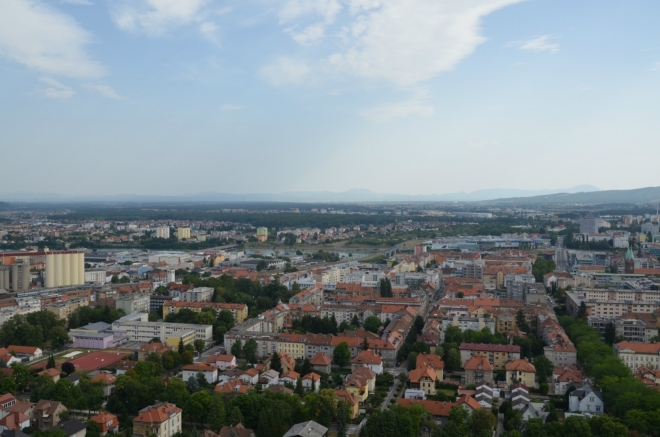 Pohled skoro přesně na jih, vpravo už je trochu zabrané centrum.
