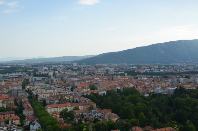 Zbytek centra, po pravé straně vidíme i naši šedočervenou kolej.