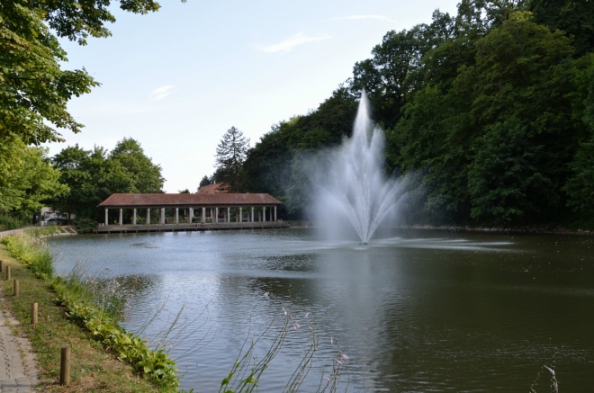 Park je skutečně rozlehlý, na studentské volnočasové vycházky asi ideální. Teď jsme v oblasti, kde se park při úpatí Piramidy rozbíhá docela daleko za město. V jezírku na fotce plavou kachny a želvy, chvíli jsme na jeho břehu poseděli.