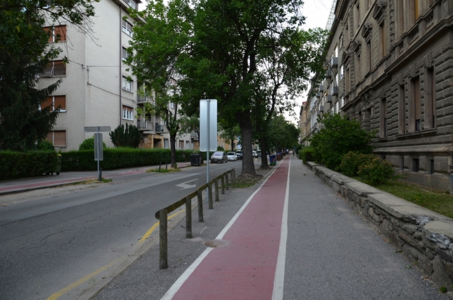 Takto vypadají ulice v severní části Mariboru, souvislé bloky domů a cyklostezky na chodnících.