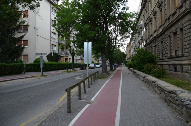 Takto vypadají ulice v severní části Mariboru, souvislé bloky domů a cyklostezky na chodnících.