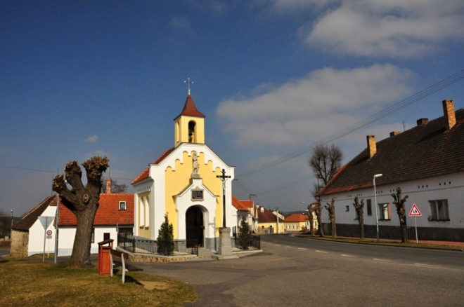 Kaple z roku 1877 stojí na návsi v části Stará Vráž je zasvěcená právě svatému Václavu.
