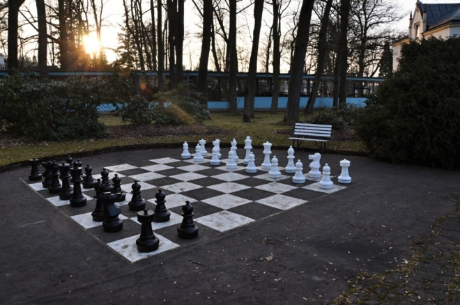 V přístupné zahradě je připravena tahle krásná šachovnice k prvnímu tahu 1. e4.