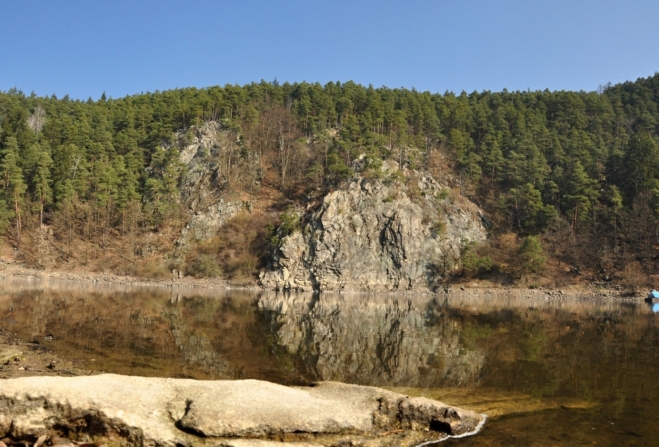 Z PR Dědovické stráně máme před nosem další skvělé panorama. Rezervaci Výří skály u Oslova.