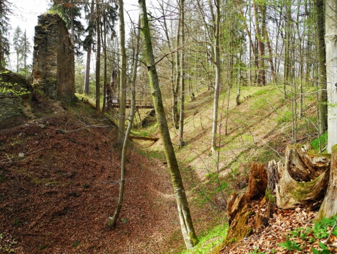 Dnes se do hradu snadno dostanete po dřevěném mostu.