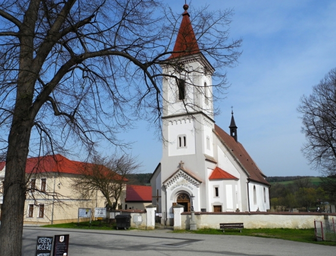 Purkarecký kostel Sv. Jiří pochází z šedesátých let čtrnáctého století.