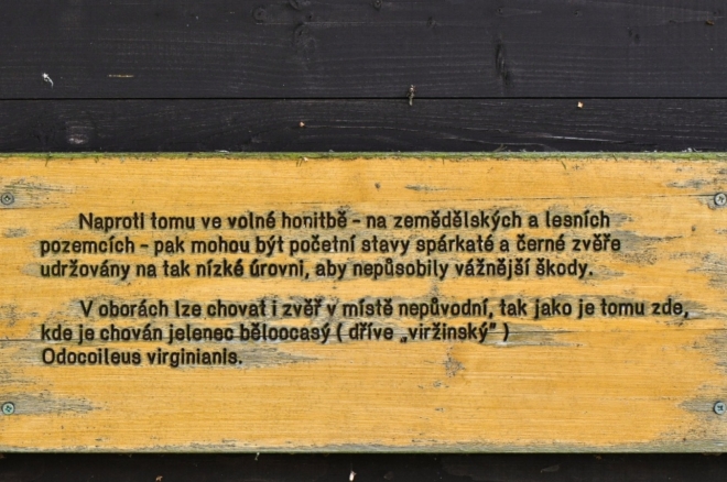 Tato cedule nás nasměrovala k obchůzce zdejší menší obory.