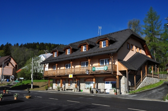 Ubytovna Národního parku Šumava v Českých Žlebech. Nedělní ráno je nádherné.