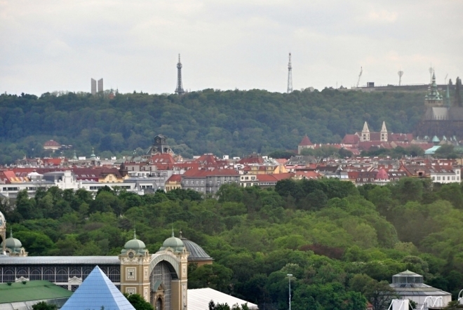 Petřín přes Holešovické výstaviště.