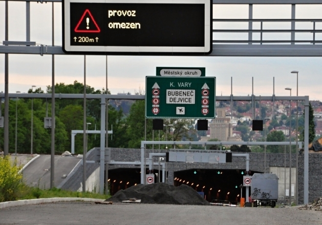 Vstupní portál tunelu Blanka, kudy již nějakou dobu měly jezdit auta. Zatím je zde ticho po pěšině.