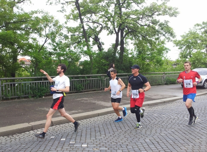 Mezitím, co jsme zkoumali dinosauří kosti, doběhl si Paulí v Pražském maratónu  pro krásný čas 3:04:43 h a 259 místo. Viz: http://www.tds-live.com/ns/index.jsp?pageType=1&id=6192&isStandAlone=true&frameborder=&locale=1029#