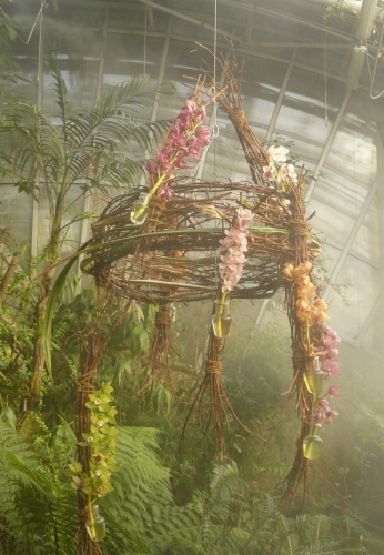 Ze stropu zavěšená konstrukce s orchidejemi