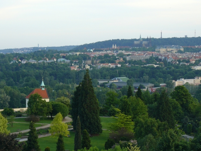 Výhled z botanické: v popředí ornamentální zahrada s kaplí sv. Kláry, v pozadí Stromovka, Pražský hrad a Petřín