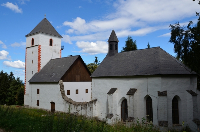 Pokračujeme dál po hřebeni směrem k místní rozhledně, moc prudce už nestoupáme. Zde míjíme kostel svatého Wolfganga (Cerkev sv. Bolfenka).