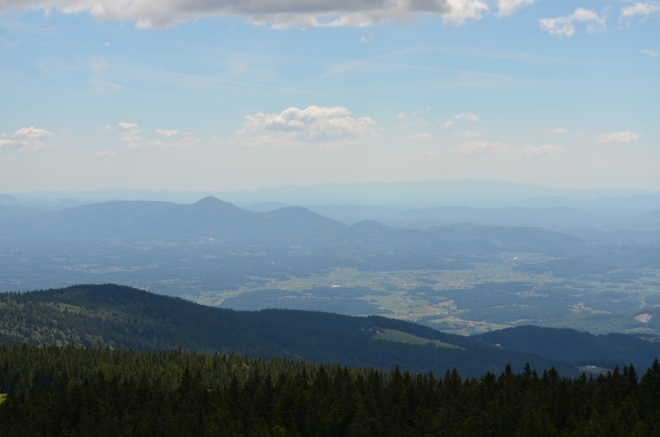 Špičatý Boč (978 m) na jihovýchodě se naštěstí jen tak s něčím splést nedá.