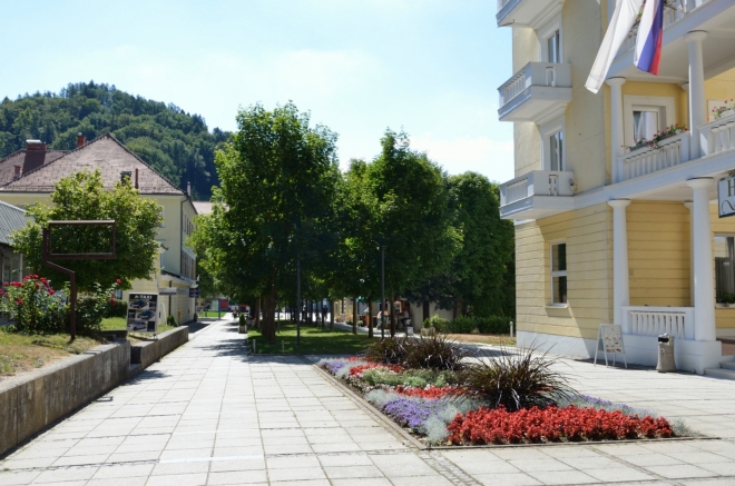 Celá oblast je samozřejmě pečlivě esteticky udržovaná, sálá z ní klid a pohoda. Po pravé straně čtyřhvězdičkový Hotel Slovenija.