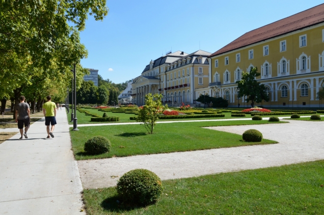 Zde přicházíme na pěkně vyzdobené Lázeňské náměstí (Zdraviliški trg), jež je osou druhé poloviny lázeňské čtvrti.