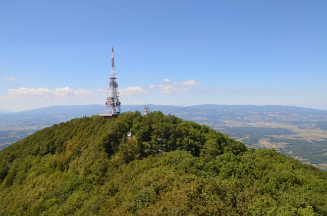 Pohled na „vojenský“ severozápadní vrchol. V pozadí nám již dobře známé Pohorje vzdálené okolo 30 km.