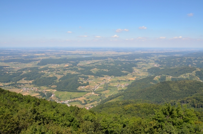 Výhled na roviny severovýchodní části Slovinska, které jsou asi 700 metrů pod námi.