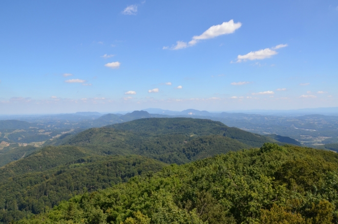 Na východě na Boč navazuje sousední Plešivec (820 m), poněkud dále za ním lehce vyčnívá zubatá Donačka gora. Kopce na obzoru uprostřed fotky se již nacházejí v Chorvatsku, nejvzdálenější z těchto vrcholů (přes 40 km daleko) je Ivanščica (1061 m).