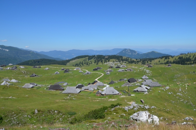 Jižní část osady Velika Planina jsme si již prošli (či přesněji obešli).