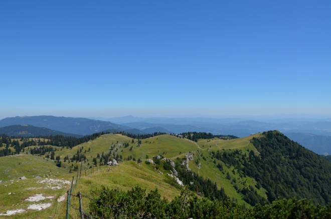 Ohlédnutí na jih, špička napravo je patrně Poljanski rob (1569 m).
