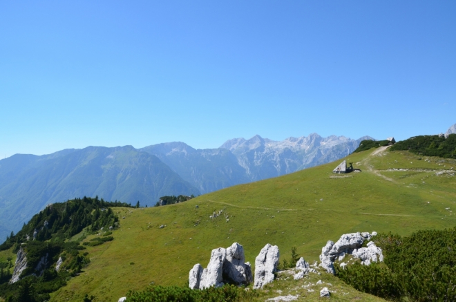 Zde je západní polovina hřebene včetně tří nejvyšších vrcholů celého pohoří. Nejšpičatější (zhruba uprostřed fotky) je Grintovec (2558 m), sousední zub nalevo je Jezerska Kočna (2540 m), nejvyšší ze špiček napravo od Grintovce je potom Skuta (2532 m).