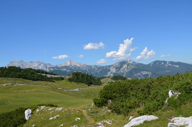 Končíme na vrchu ve výšce kolem 1620 m. Gradišče je náhodou přímo před námi (ten zelený pahorek vlevo), my to ale nevíme. V pozadí východní polovina hlavního hřebene Kamnicko-Savinjských Alp s vrcholy Planjava (2394 m, zcela vlevo), Ojstrica (2350, špička) a Dleskovec (1966 m, zcela vpravo), vrcholy pod největším mrakem se mi nepovedlo jednoznačně pojmenovat.