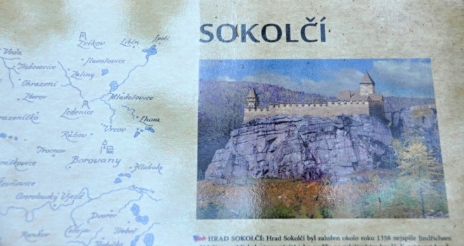 Z fotky si lze představit na jak úžasném místě hrad Sokolčí stál.