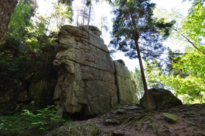 Říčka Černá skalnatý ostroh obtéká meandrem. Její koryto je plné balvanů. Bohužel ostré světlo kladlo fotkám celý den nepřekonatelné překážky a tak se často stalo, že co jsem vyfotil není k prezentaci.
