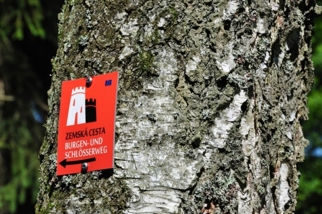 Zemská cesta je zajímavý projekt a putování po ní může být velmi příjemné. Na českém území spojuje hrady Velešín, Louzek, Tichá a Sokolčí.