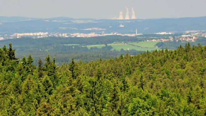 Pod Kohoutem vede traverzující cesta s výhledy k severu a východu. České Budějovice, Hluboká a věže JETE se ukazují v neobvyklé sestavě.