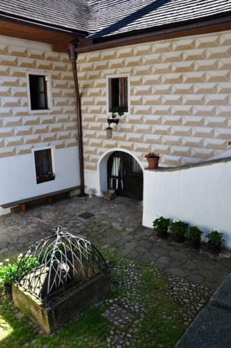Uvnitř tvrze.