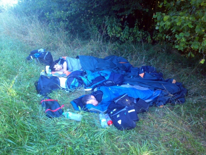 Nouzové spaní u pole jen kus od cyklostezky (fotil Michal)