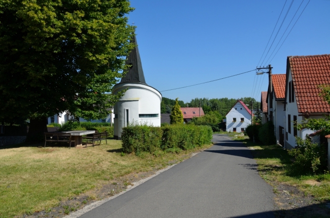 Bílka, drobná vesnice pod Milešovkou