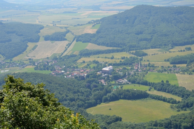 Pod jižními svahy Milešovky leží vesnice Milešov, odtud jméno hory. Tímto směrem povedou naše další kroky.