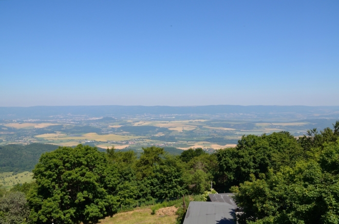 Na severu je k vidění hradba Krušných hor a Podkrušnohorská pánev, po levé straně Teplice.