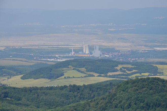 Samozřejmě nelze fotograficky vynechat ani severočeský průmysl, když už tu je. Na fotce tepelná elektrárna Ledvice a za ní hnědouhelný důl Bílina, v pozadí patrně Litvínov.