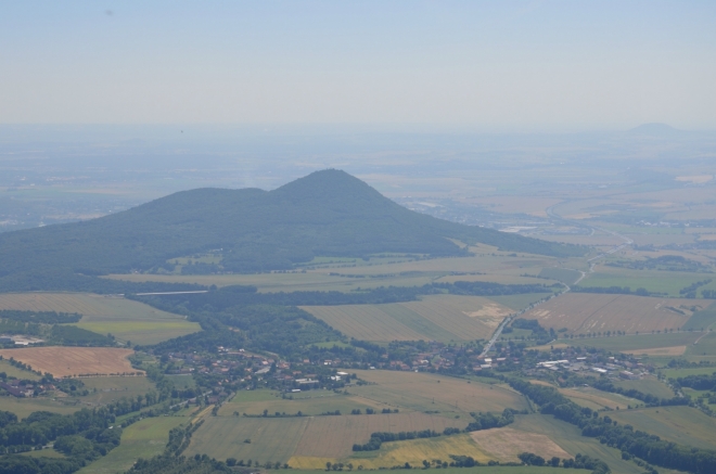Přiblížení Lovoše, před ním se nachází vesnice Velemín, odkud bychom měli odpoledne odjet zpátky do Prahy. Bílá čára za Velemínem je dálniční most v rámci rozbudovaného úseku D8, která jinak končí vpravo od Lovoše.