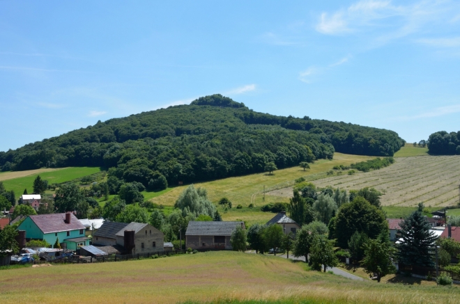 Vrch Ostrý od kostela, skutečně jdeme správným směrem.