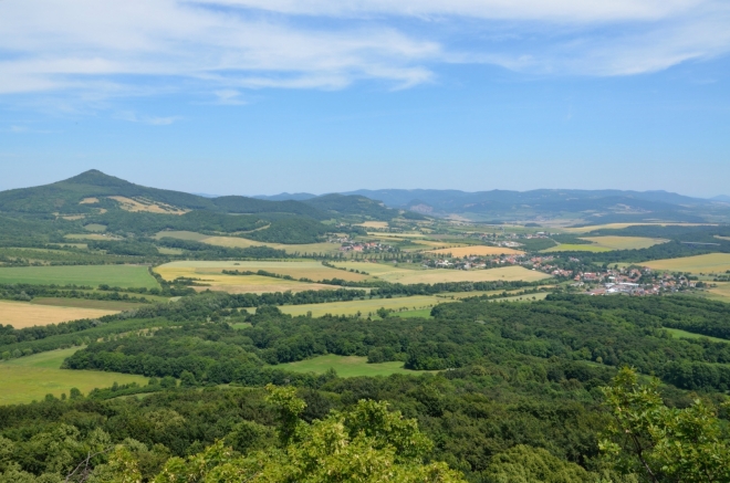 Vrch Kletečná (706 m) a Velemín na severovýchodě