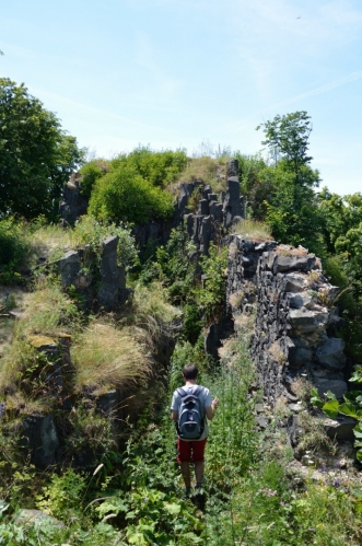 Zdrželi jsme se docela dlouho a moc se nám odtud nechce, ale už budeme muset. Podobných kopců, kde se turista může kochat nějakou zříceninou a současné pěknými výhledy, je v Českém středohoří poměrně mnoho, hned bych se vypravil na další.