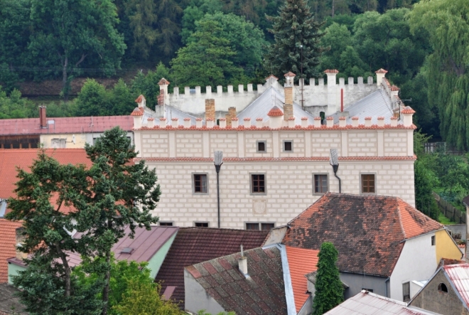 Městský renesanční palác, známý jako starý zámek, je zdobený sgrafitovým kvádrováním a dříve byl nazývaný „panské obydlí&quot;. Albrecht Krajíř z Krajku ho vystavěl v letech 1572 – 1579. Vnější vzhled zámku zůstal vzácně neporušený, dvoupatrová budova je zakončena atikou pokrytou prejzy a opatřena cimbuřím.