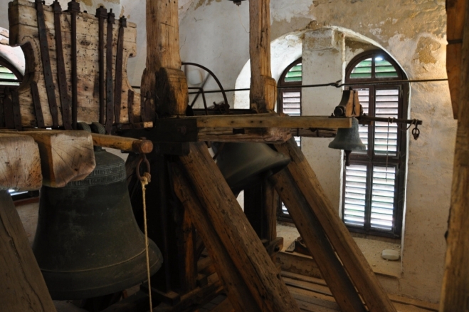Ve věži je uchován i nejstarší zvon sv. Vavřinec z roku 1483.