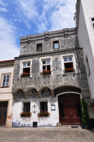 Tento dům z poloviny 16.století má v přízemí hřebínkové v patře sklípkové klenby, patro je vyloženo na krakorcích Sgrafita zobrazují mytologická témata (Ikarův pád) a podobizny rakouských arcivévodů.