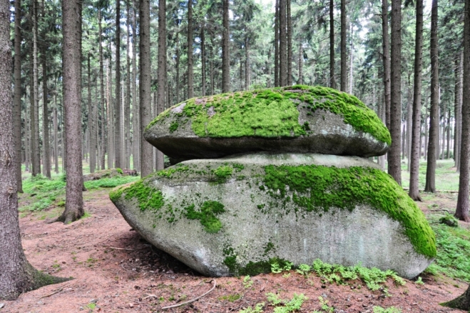 Asi ďáblův hamburger, kdo ví, na co ještě má ještě chuť. Snad ne na naše duše. Čeká nás totiž bloudění vrchem Šibeník.