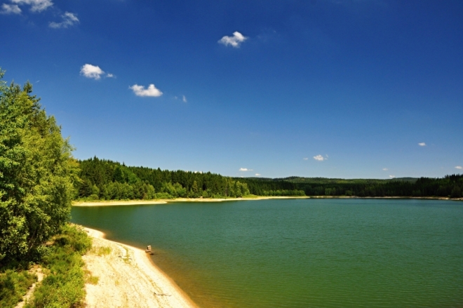 Z hráze. Zde již začíná zákaz vstupu. Bohužel tak po ní nepřecházíme, ale jdeme pod ní. To už se zdá trochu jako zbytečnost, vždyť po hrázích ostatních zdrojů pitné vody volně přejíždí auta.
