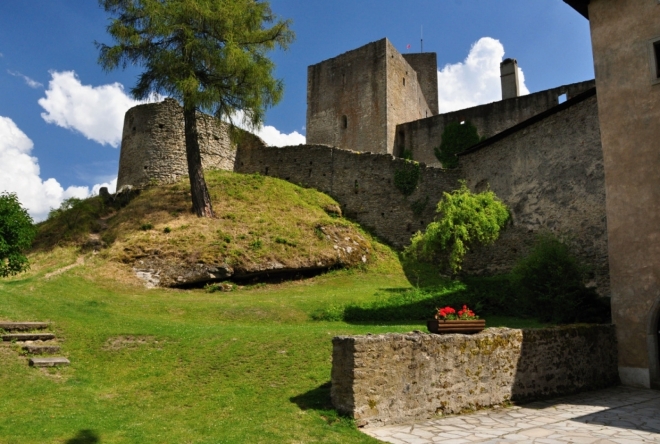Hrad Landštejn vystavěl český král Přemysl Otakar I. někdy po roce 1222 jako strážní hrad zabezpečující zemské hranice na sporných územích. Na jednom ze žulových vrchů Novobystřické vrchoviny tak střežil hranici tří historických zemí Čech, Moravy a Rakouska. Jádrem hradu byla velká hranolová věž na jižní straně, na severní straně pak menší obytná věž s kaplí. Obě věže později spojil dvoupatrový palác. Horní část vyšší věže hradu byla upravena jako vyhlídková.